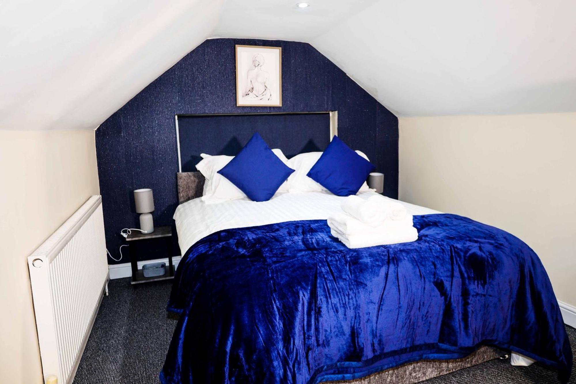 Lausory King Bed Living Your Luxe Home Away Nottingham Exteriér fotografie