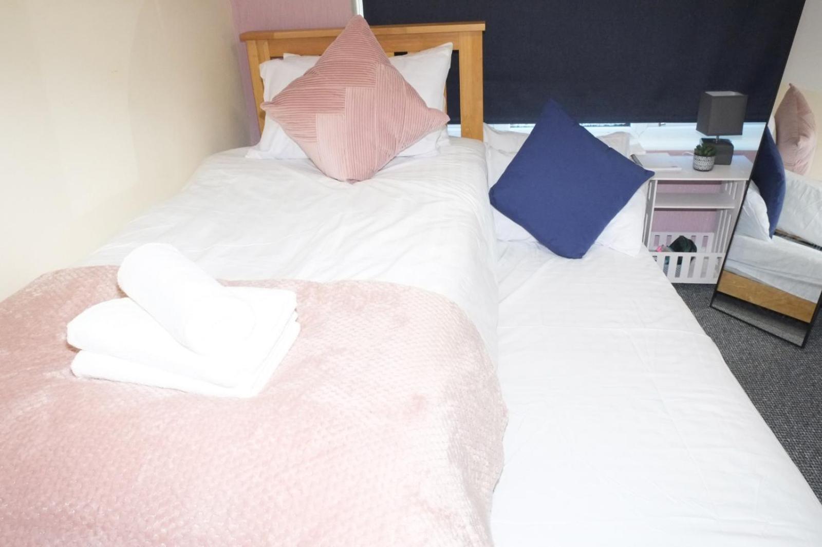 Lausory King Bed Living Your Luxe Home Away Nottingham Exteriér fotografie